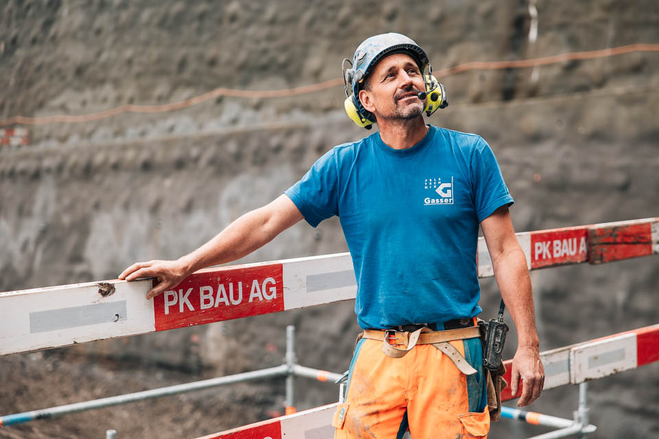 Bruno Enz arbeitet auf der Baustelle Tunnel Kaiserstuhl eng mit ARGE-Partner PK Bau zusammen