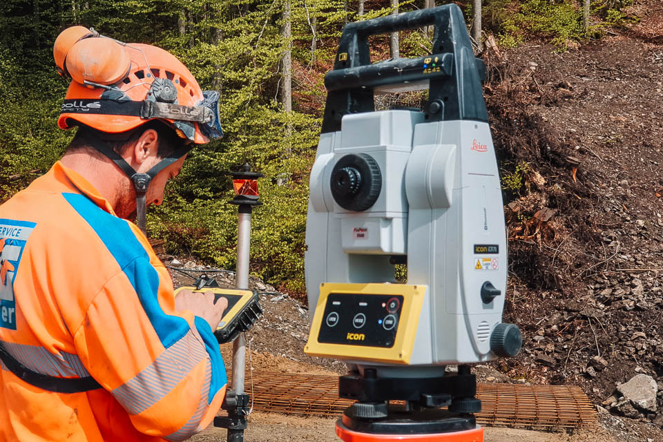 Polier beim Einmessen mit der Totalstation. Bild: Mätzener & Wyss Bauingenieure AG