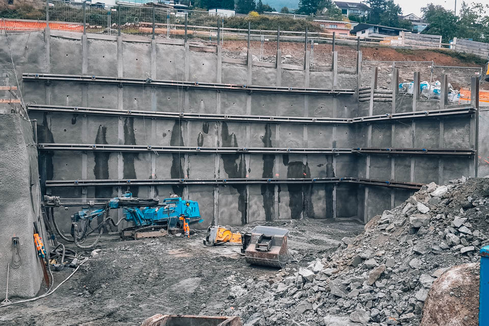 Ankerarbeiten, im Hintergrund die fertiggestellte Rühlwand