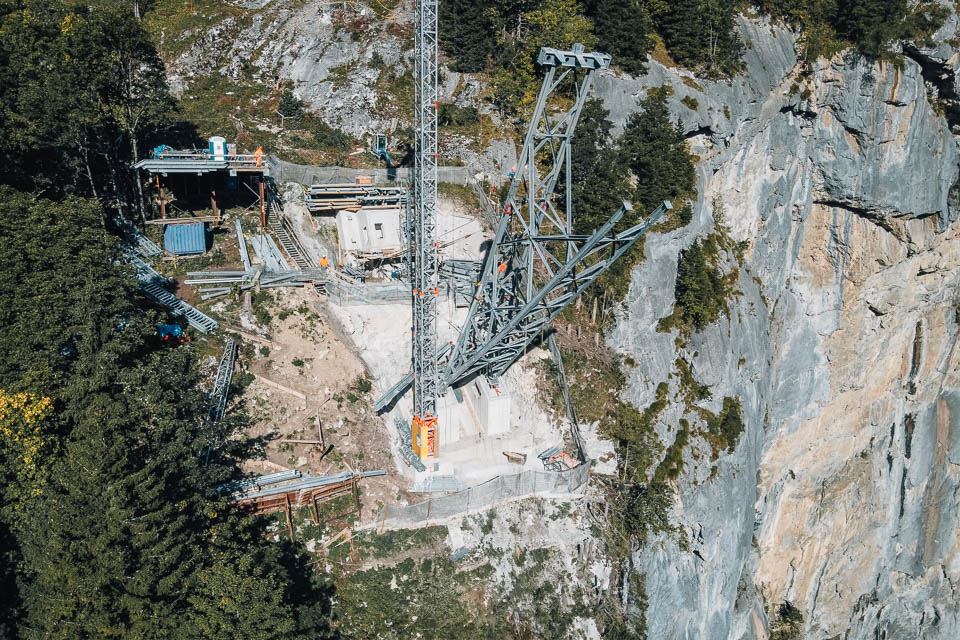 Stütze 1 direkt oberhalb einer steilen Felswand