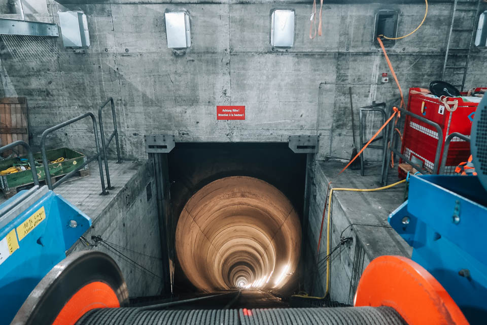 Die Seilwinde steht am 40 ° steilen und 420 m langen Abluftschacht