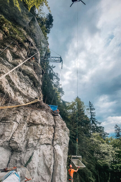 Abbruchmaterial wird per Helikopter ausgeflogen