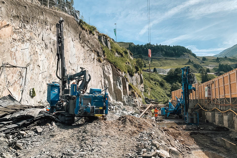 Felsabtrag und Bohrungen für Filterbrunnen