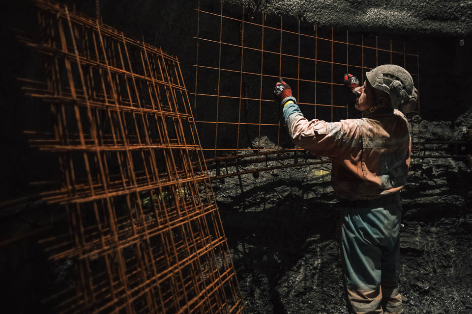 Einbau der Bewehrung und Sicherung im Wirbelfallschacht