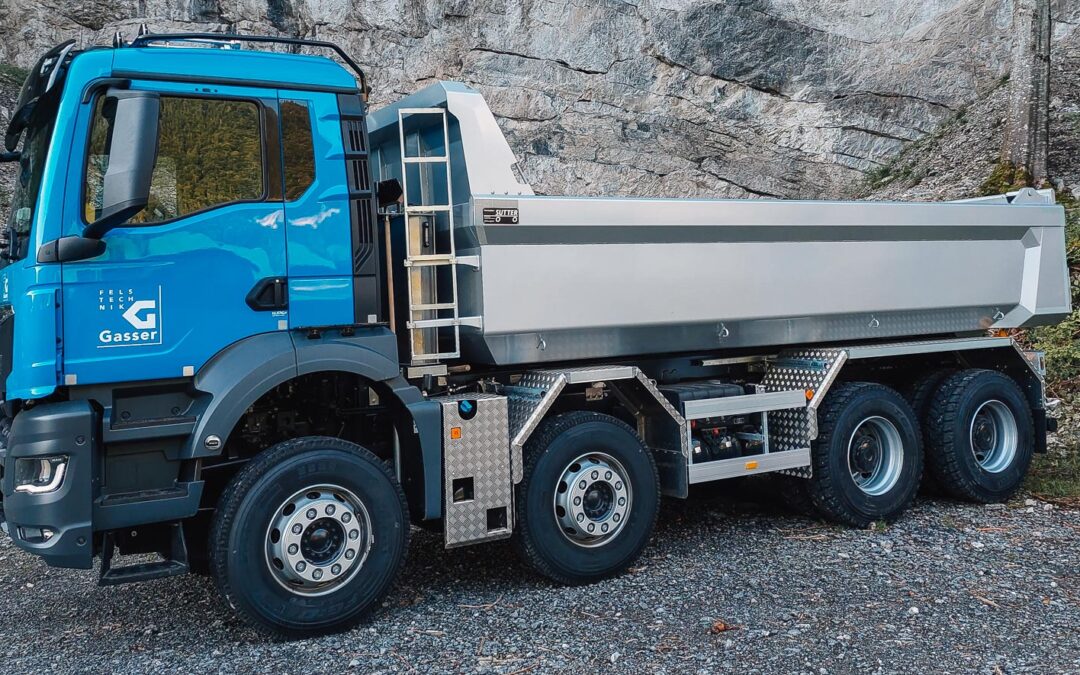 Ein neuer Kipper Lastwagen im Einsatz