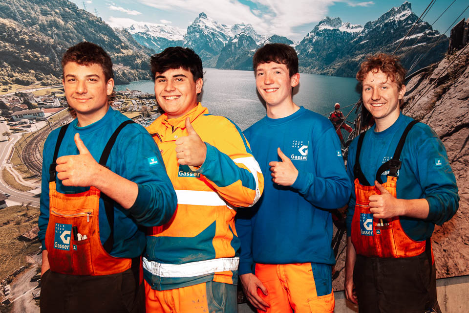 V. l. n. r.: Marco Kuster (Baumaschinenmechaniker), Luca Vogler (Maurer), Morris Ming (Fachmann Betriebsunterhalt), Colin Ming (Baumaschinenmechaniker)