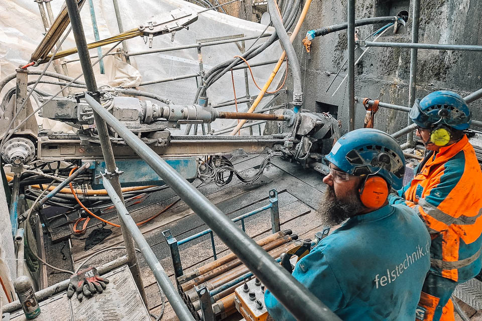 Bohrlafette für verrohrte Bohrungen