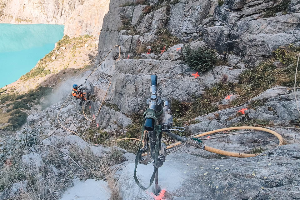 Händische Bohrarbeiten am hängenden Seil