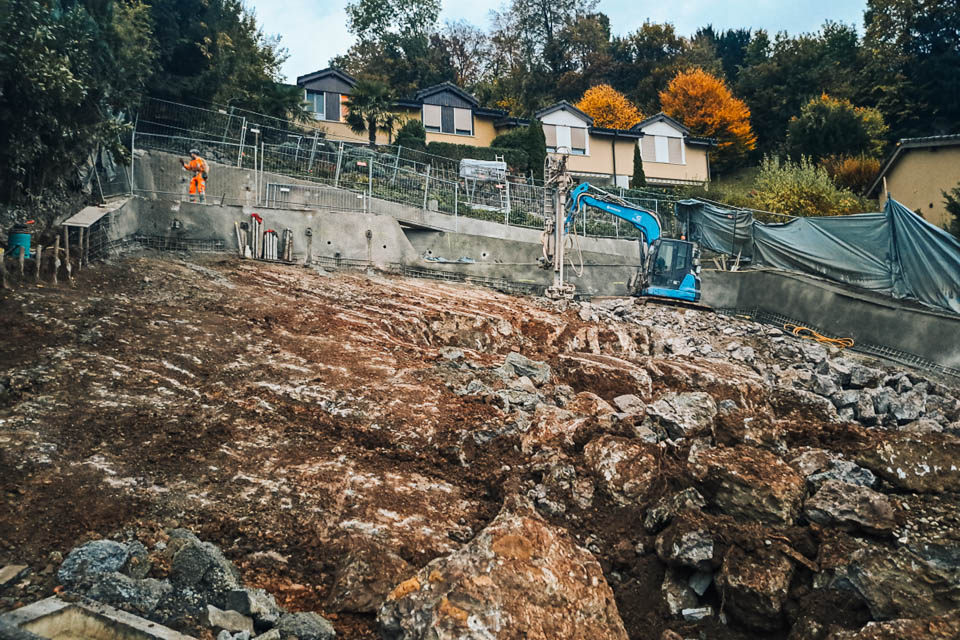Verklüftete Felsoberflächen mit Lockergestein