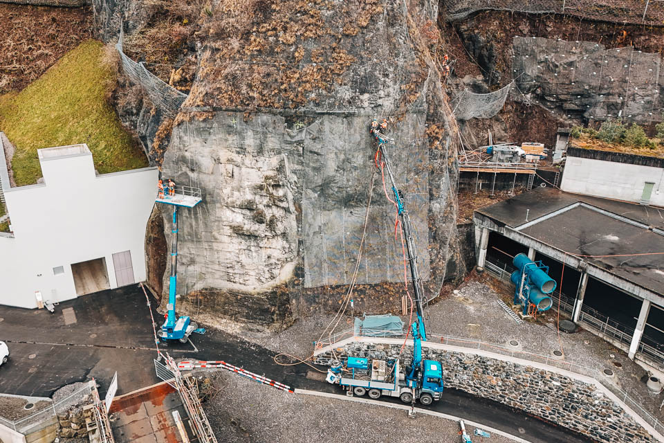 Schutzmassnahmen oberhalb der Infrastruktur und Autobahnportale