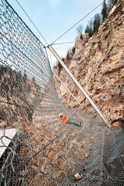 Fertiges 9 m hohes und 5’000 kJ starkes Steinschutzwerk