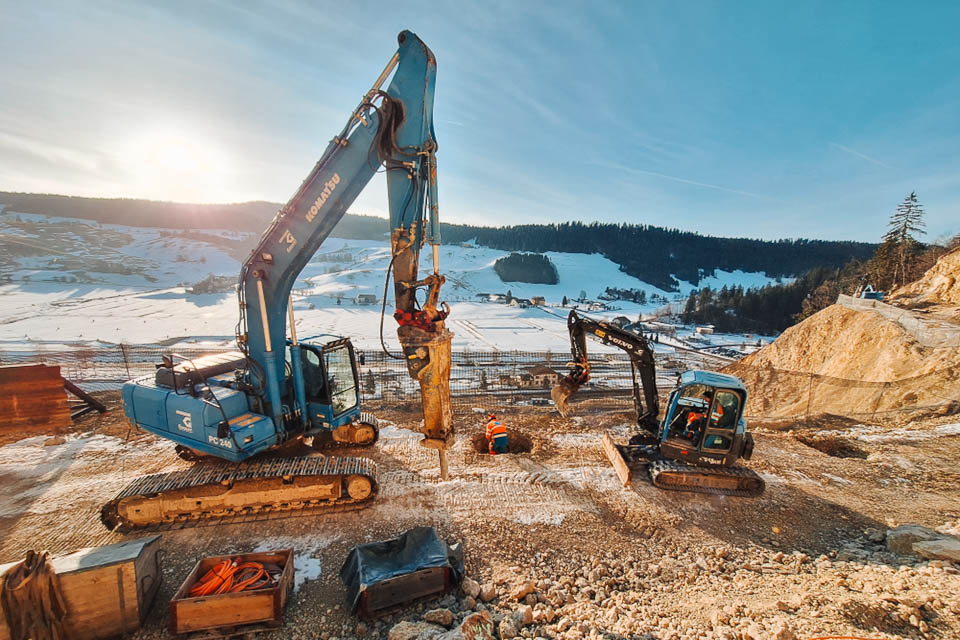 Mechanischer Felsabtrag für Steinschlagnetzfundamente