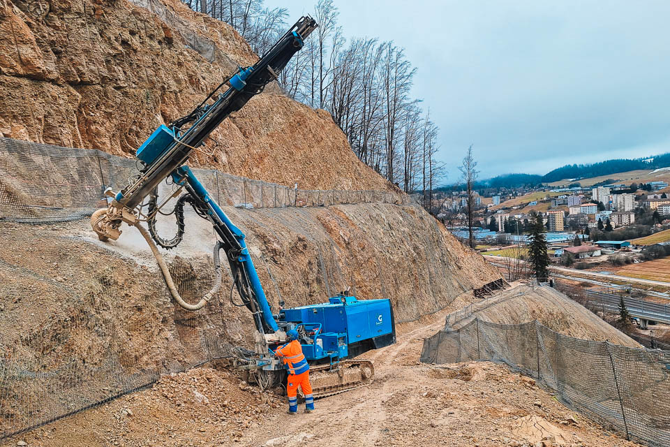 Bohren von Rückhalteankern der Steinschlagwerke