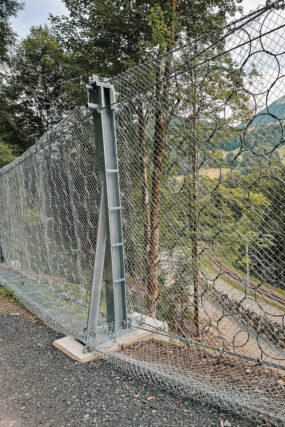 Sektor DN13, fertiggestelltes AXI-050, 3 m hoch, starres 500 kJ-Schutzwerk